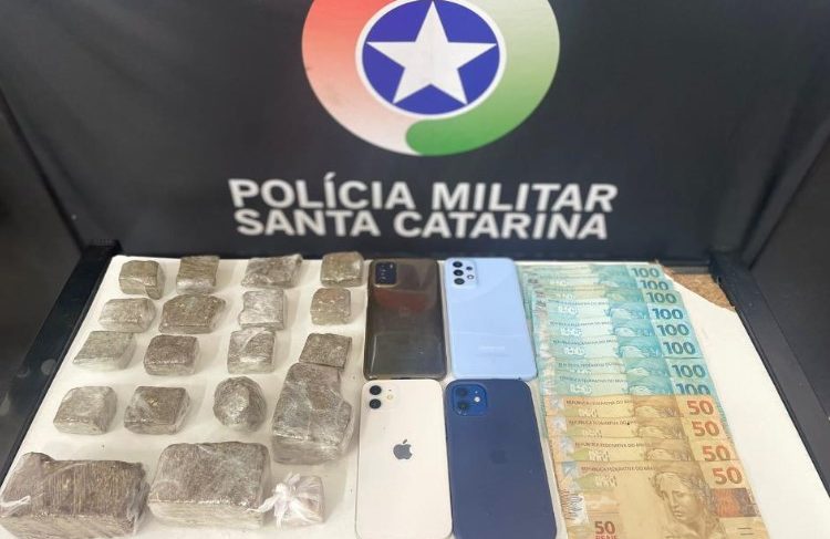 Traficantes são presos enquanto entregam entorpecentes em Brusque