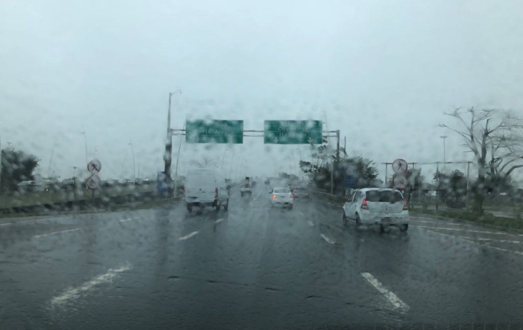 Formação de ciclone provoca chuva volumosa e temporais nesta segunda