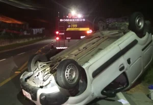 Motorista perde controle da direção e capota na SC-412 em Ilhota