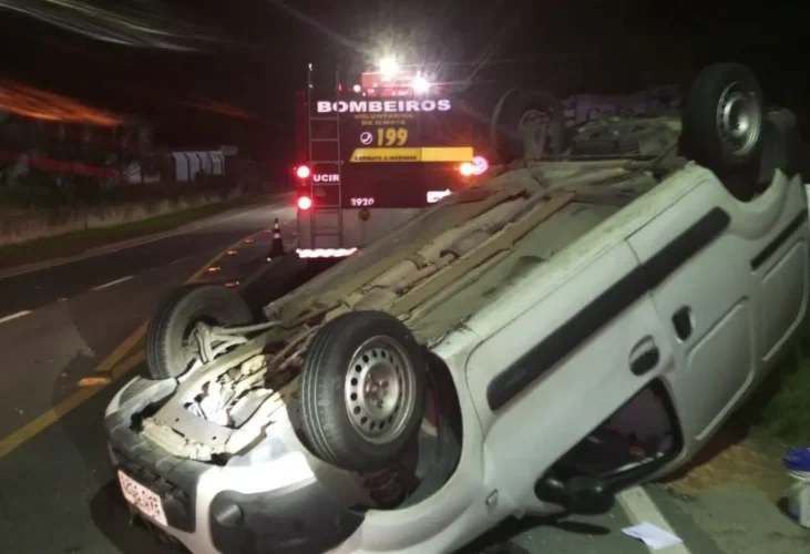 Motorista perde controle da direção e capota na SC-412 em Ilhota