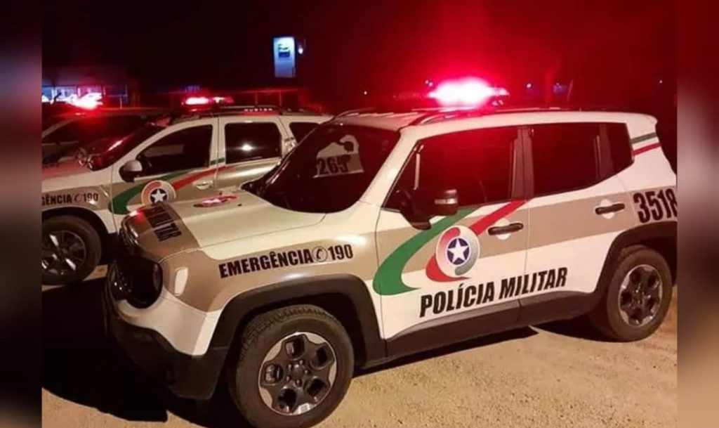 Idoso é preso após fugir e bater em viatura da PM em Brusque