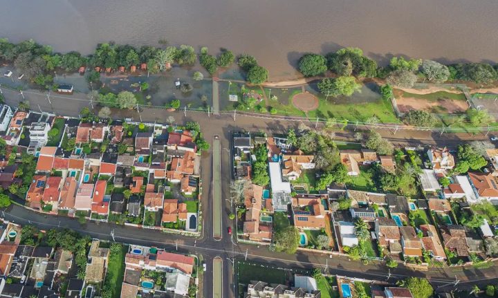 Rio Guaíba começa a baixar sem alcançar projeção de novo recorde