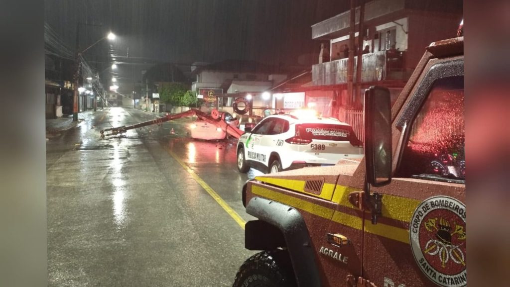 Após colisão, poste atinge carro em Camboriú