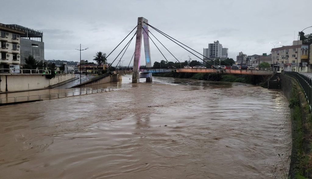 Chuvas em SC: Brusque já registra alagamentos nos canais extravasores