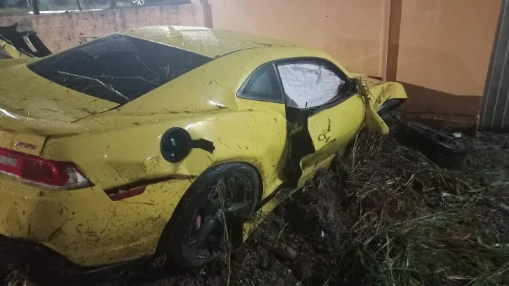 Camaro amarelo se envolve em acidente e bate em muro