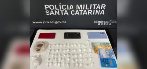 Casal é preso enquanto entregava drogas em Brusque