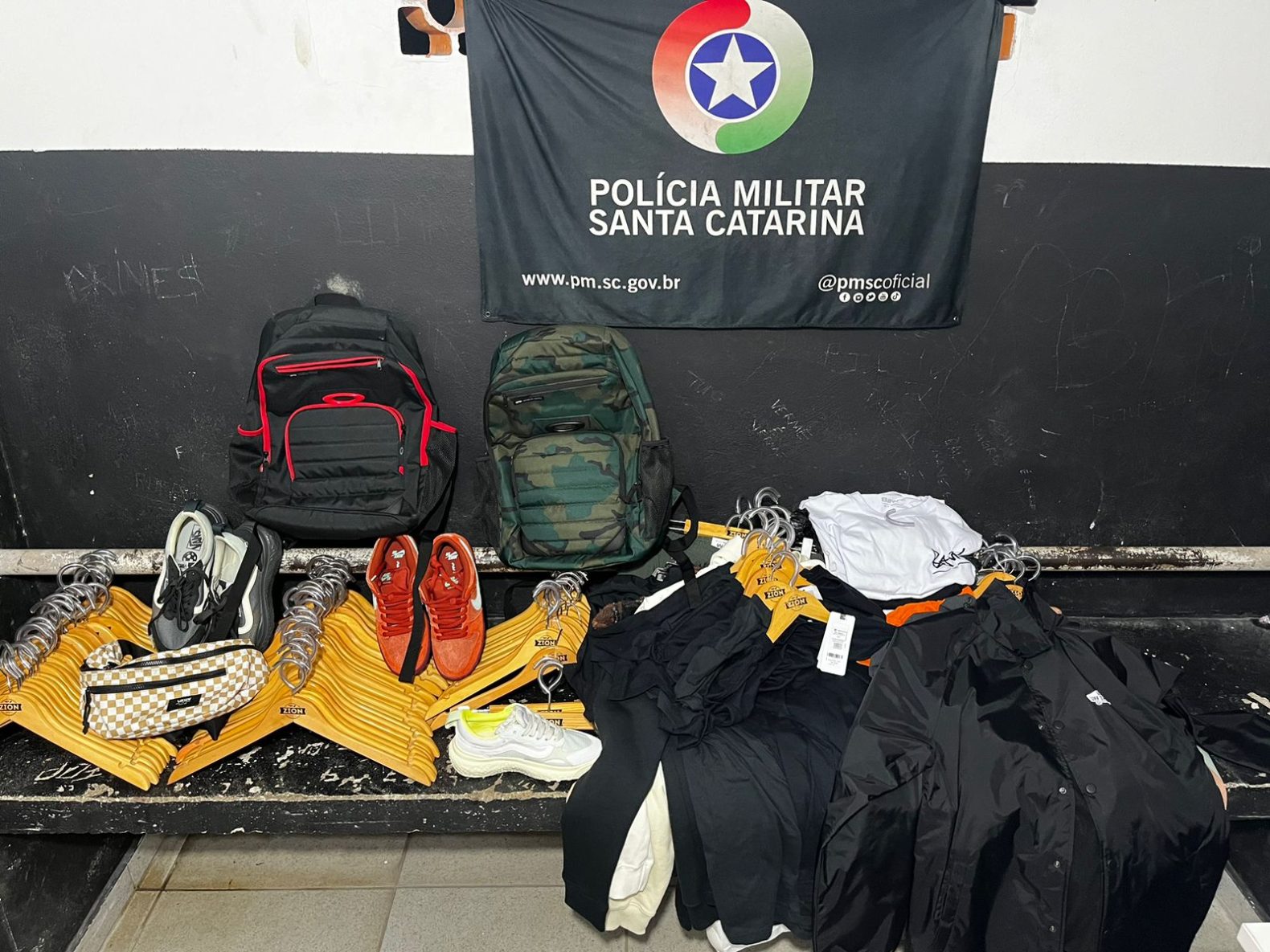 Vídeo: adolescentes usam carro furtado para arrombar loja em Itajaí