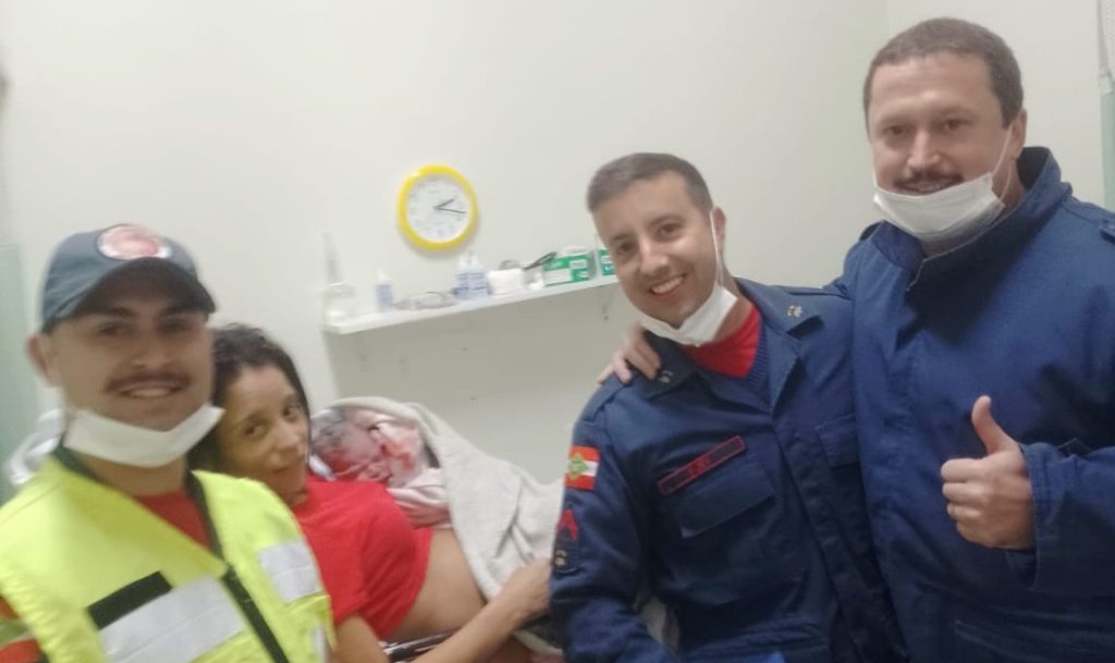 Bebê apressadinho nasce na ambulância a caminho da Carmela Dutra