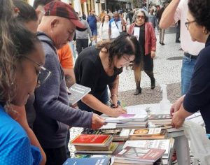 Campanha “Mais livros, menos armas” arrecada e distribui obras em Florianópolis