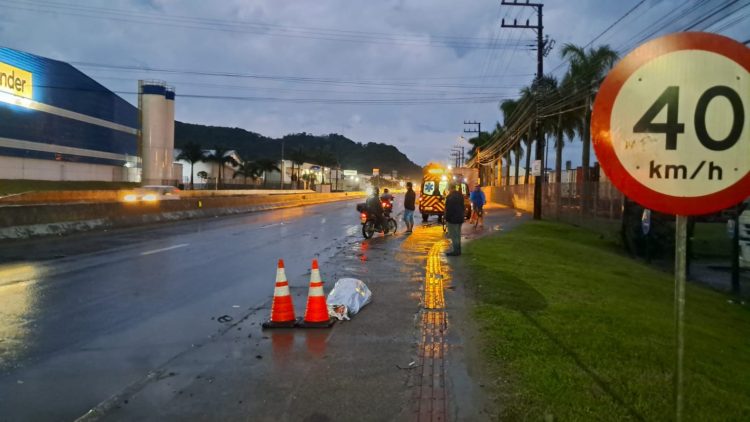 Pedestre morre atropelado por caminhão em Itajaí