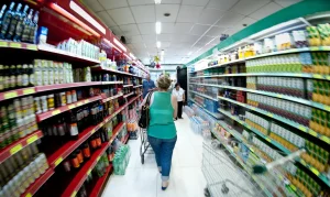 Trabalho no comércio em feriados muda; veja o que é liberado