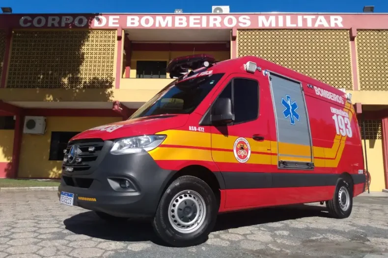 Bombeiros resgatam mecânico que ficou preso embaixo de caminhão