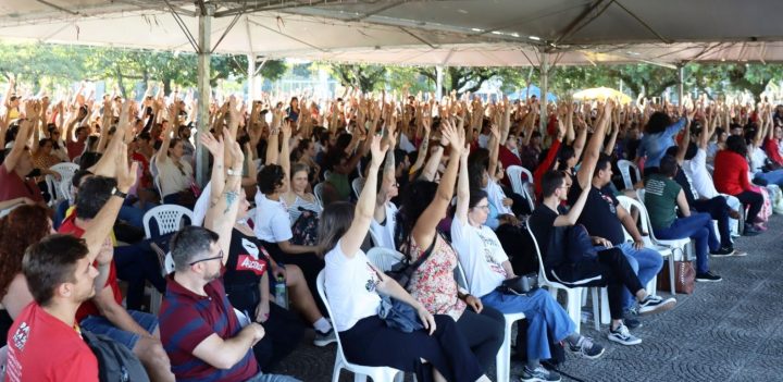 Servidores de Florianópolis suspendem greve após acordo com a Prefeitura