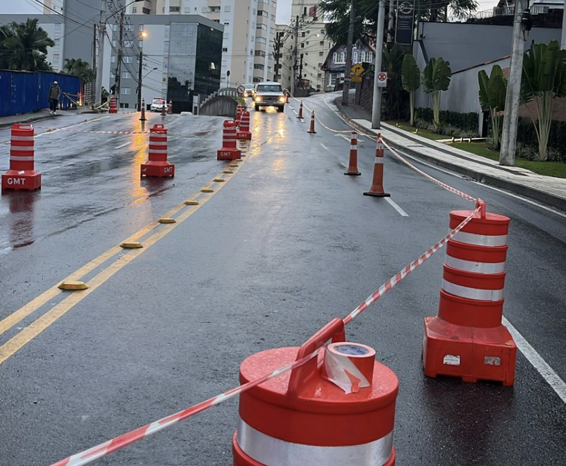 Trânsito na Rua Hermann Huscher é modificado temporariamente