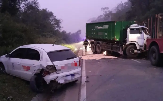 Acidente entre dois carros e dois caminhões interdita BR-470