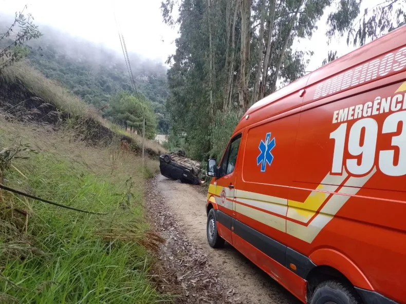 Furgão capota em barranco de 8 metros e deixa vítimas na BR-282