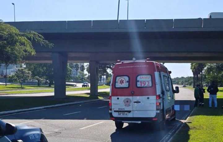 Motociclista de 25 anos morre ao cair de moto de viaduto em Florianópolis