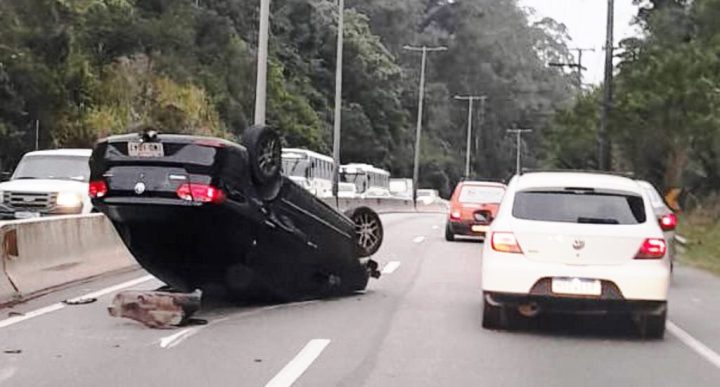Carro capota e fica com as rodas para cima na SC-401