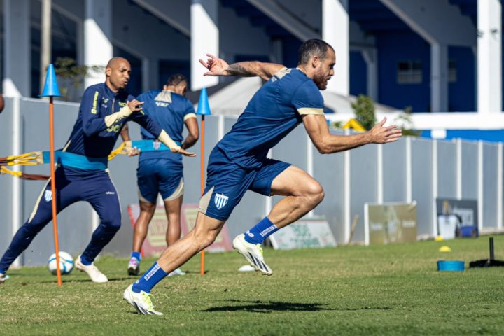 Avaí recebe o Amazonas na Ressacada de olho na liderança da série B