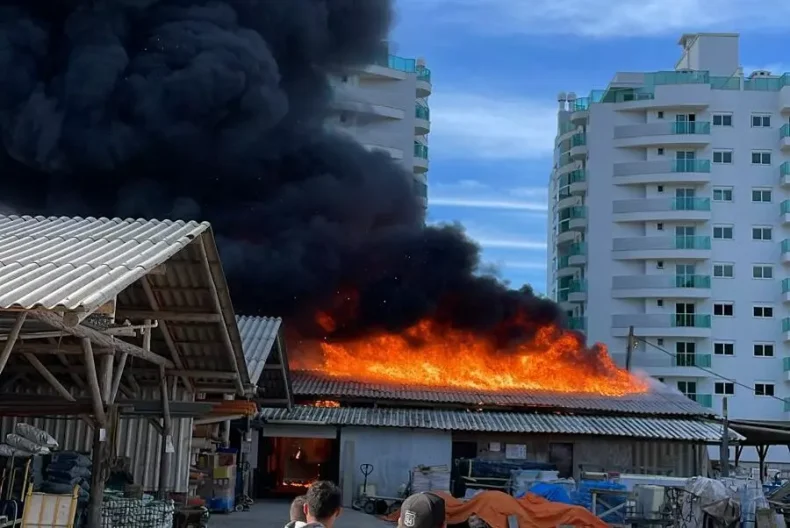 Vídeo: Incêndio de grandes proporções mobiliza bombeiros em Itajaí