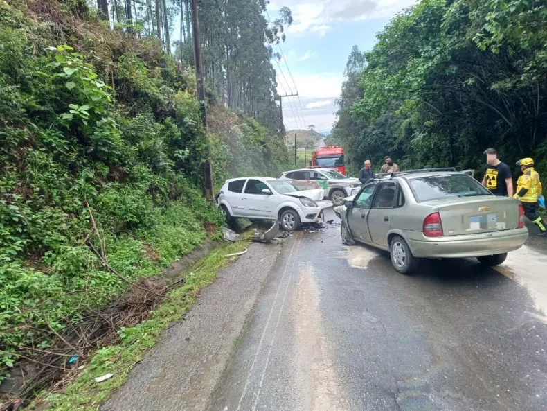 Acidente de trânsito deixa mulher presa às ferragens em SC