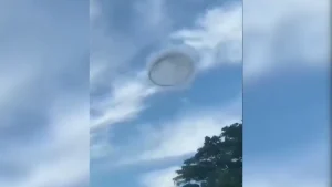 Vídeo: Alienígenas entre nós? Ovni é visto no céu e intriga moradores