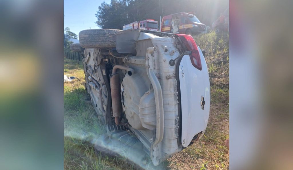 Motorista embriagado capota carro em rodovia no Vale do Itajaí