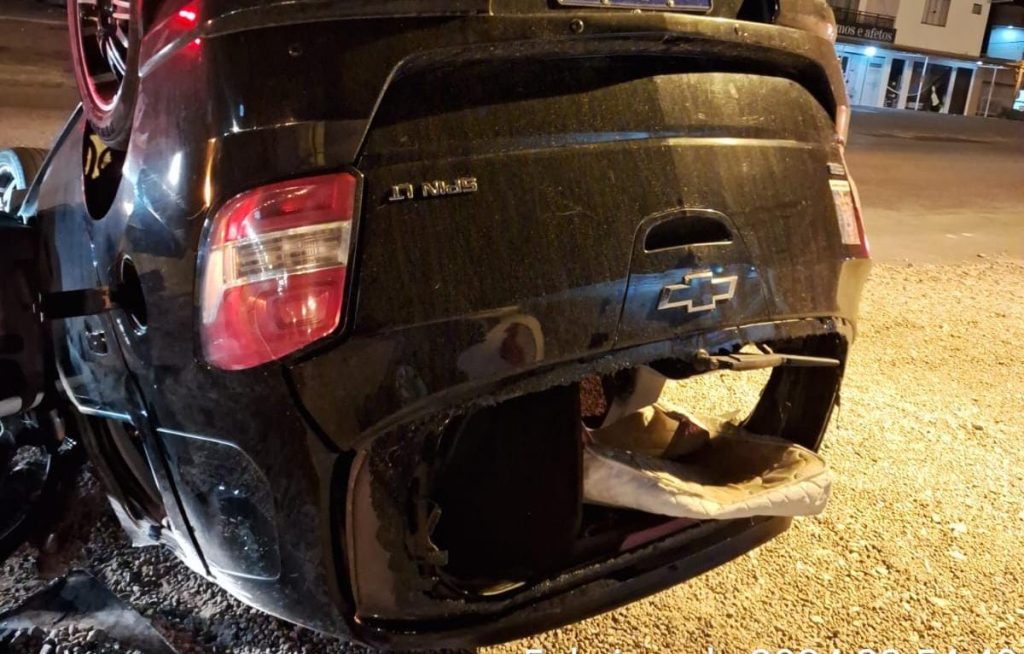 Mãe e filha saem ilesas de capotamento de carro no Vale do Itajaí