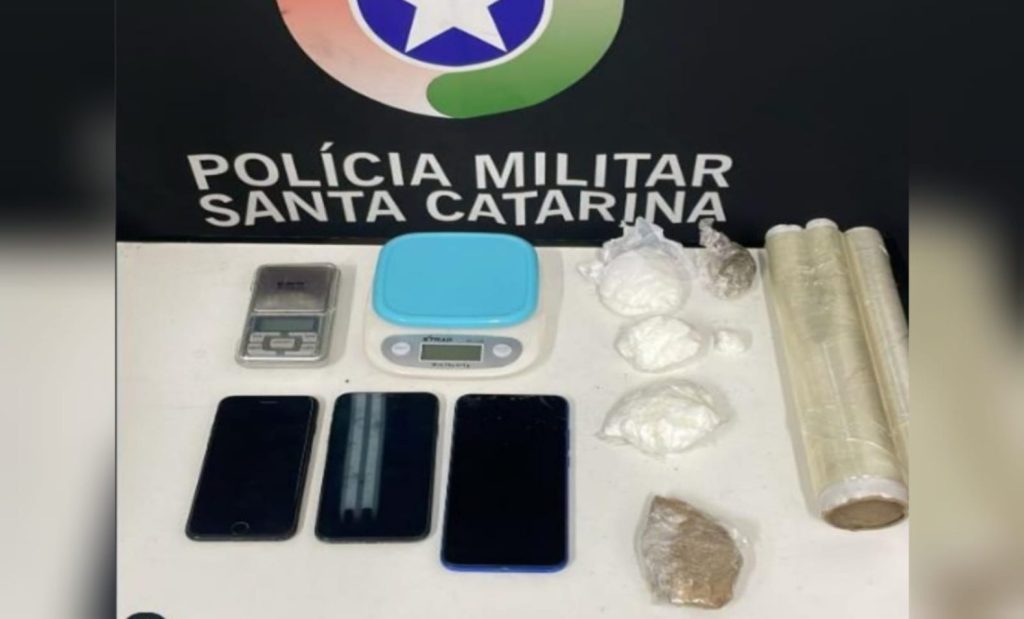 Polícia Militar prende três jovens acusados de tráfico em Brusque