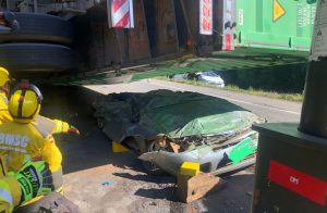 Contêiner amassa veículo e duas pessoas morrem na BR-470