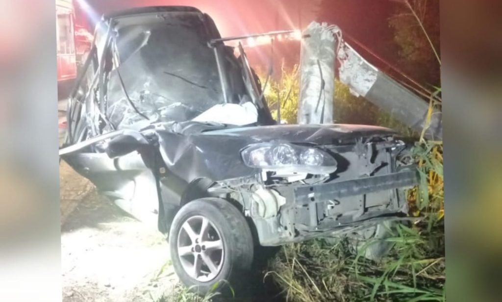 Motorista morre após bater em poste em rodovia do Vale do Itajaí