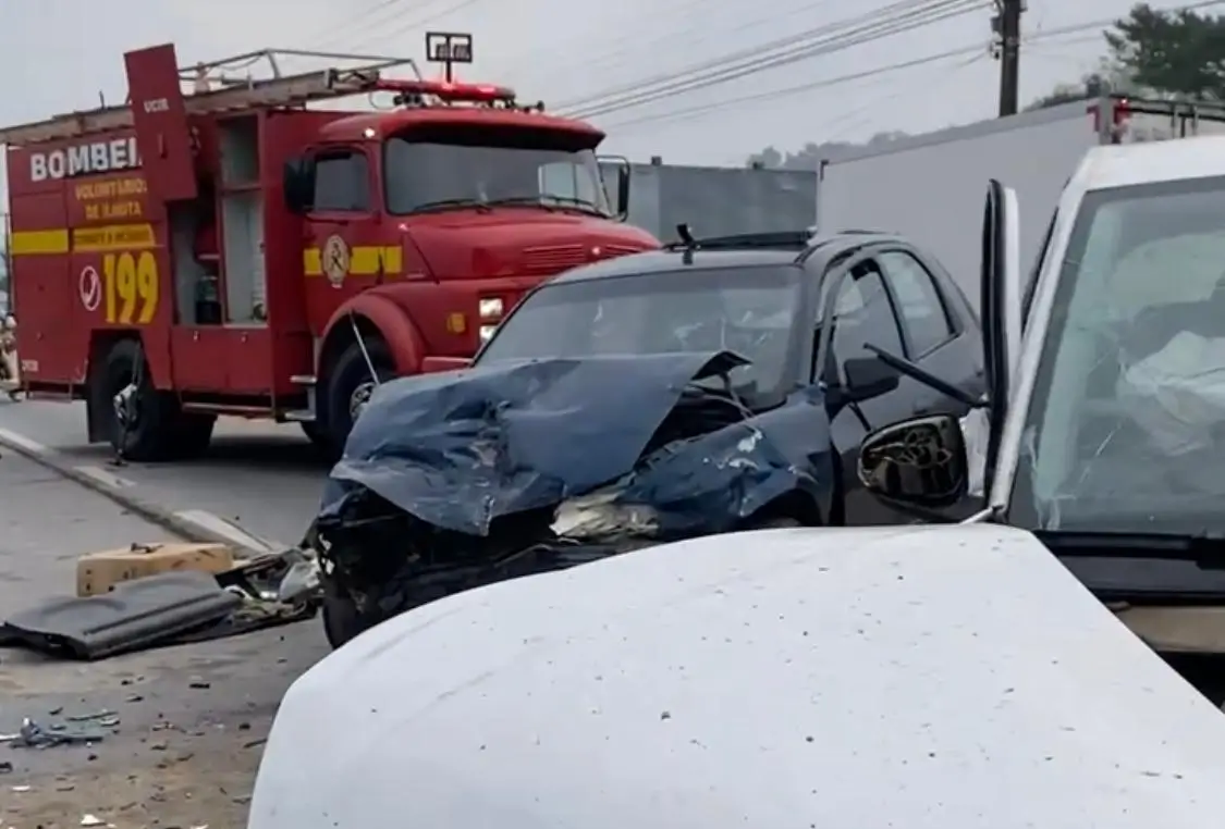 Acidente deixa dois mortos e dois feridos na Rodovia Jorge Lacerda
