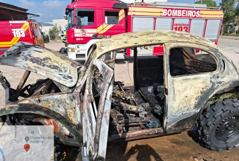 Fusca pega fogo e motorista fica gravemente ferido