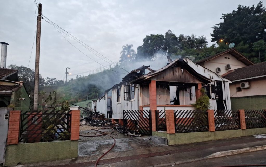 Vídeo: casa de madeira pega fogo em cidade do Vale do Itajaí