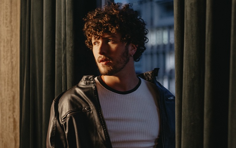 Cantor brusquense estreia em novela da Globo