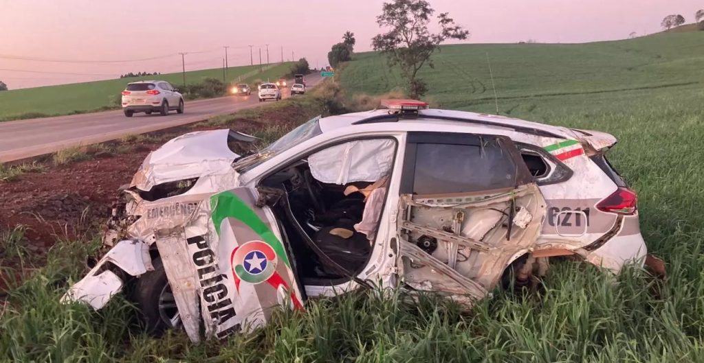 Viatura da PM fica destruída em acidente no Oeste