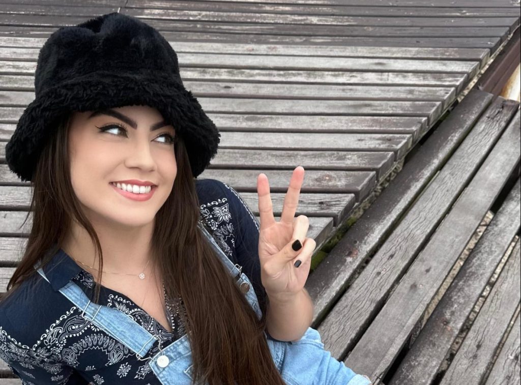 Cantora catarinense Sarah Knoll lança novo single “demais pra tu”