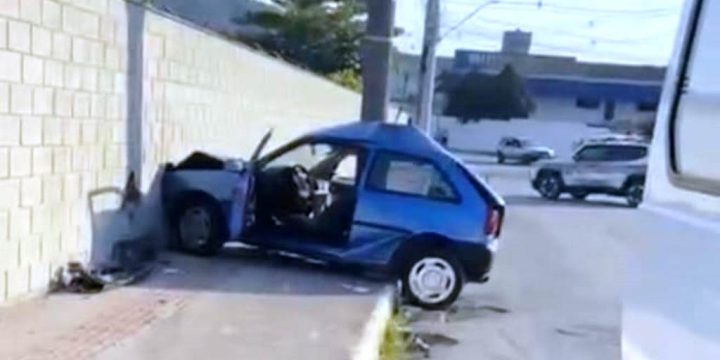 Motorista morre ao bater em poste e muro no Litoral Norte
