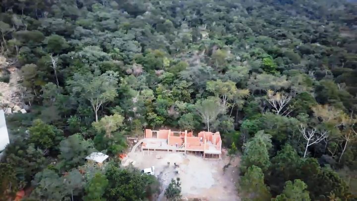 Mansão ainda em obras em área protegida é demolida em Florianópolis