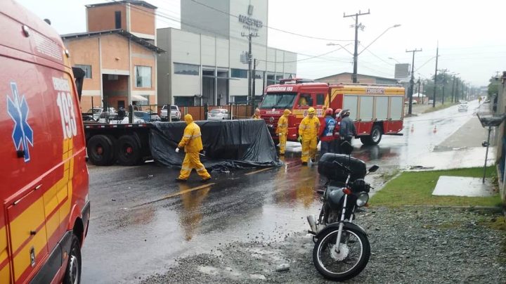 Acidente entre moto e caminhão provoca duas mortes em SC