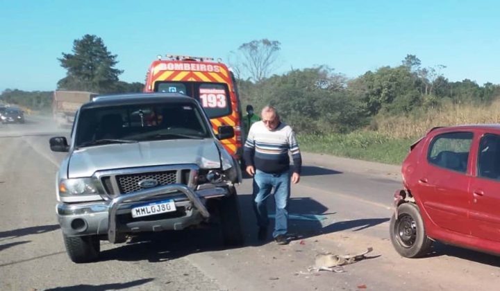 Acidente entre três carros na BR-280 deixa duas pessoas feridas