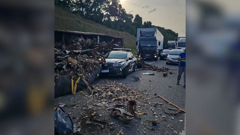 BR-101 tem fila de 15 quilômetros após tombamento de caminhão