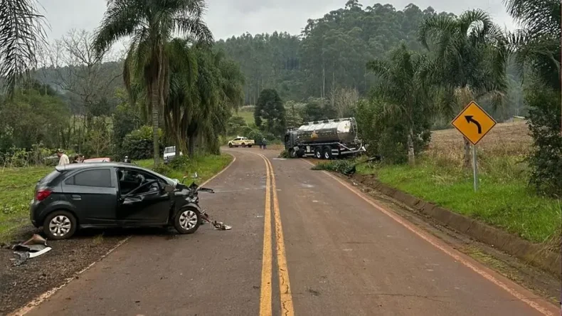 Colisão frontal entre carro e caminhão deixa um morto na SC-159