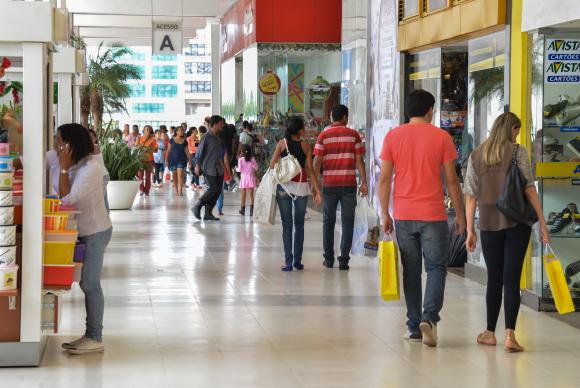 Intenção de consumo das famílias cresce pelo terceiro mês