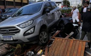 Carro desgovernado destrói deck de bar e atinge oito motos estacionadas
