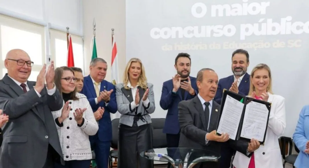Vídeo: SC anuncia maior concurso público da história da educação