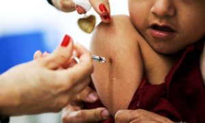 Sarampo não tem reforço de rotina, mas pode exigir dose extra em casos específicos