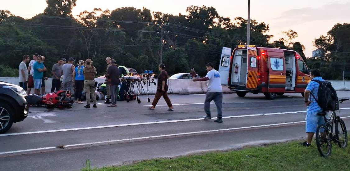 Vídeo: motociclista fica ferido ao bater na mureta central da SC-401