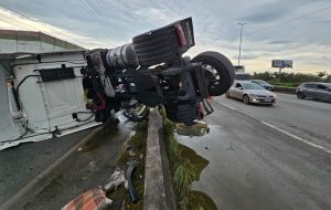 Acidente deixa carreta virada sobre a pista e bloqueia trânsito na BR-101