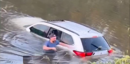 Carro cai em rio na rodovia de acesso a Jurerê, em Florianópolis